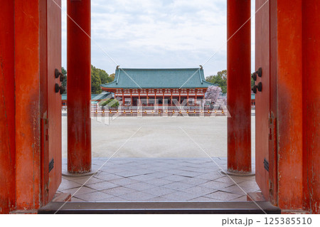 平安神宮 應天門から見える外拝殿 平安神宮 應天門から見える外拝殿 125385510