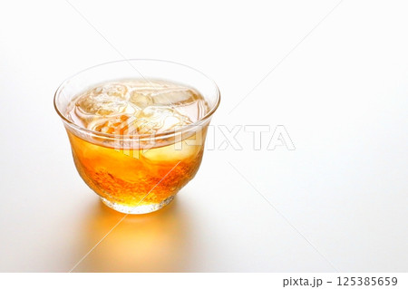 冷たい麦茶（涼感イメージ） 125385659