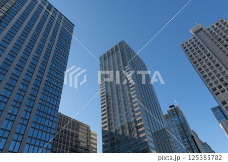 青空にそびえ立つ高層ビル群 青空にそびえ立つ高層ビル群 125385782
