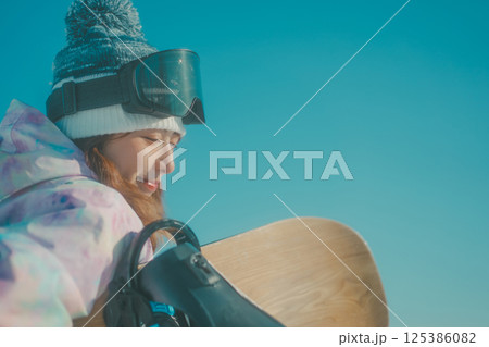 snowboarding 125386082