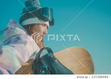 snowboarding 125386084