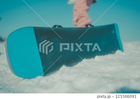 snowboarding 125386091