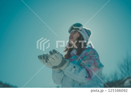 snowboarding 125386092