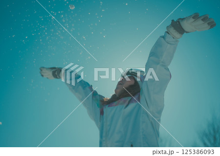 snowboarding 125386093