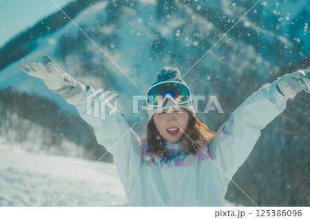 snowboarding 125386096