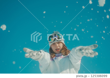 snowboarding 125386099