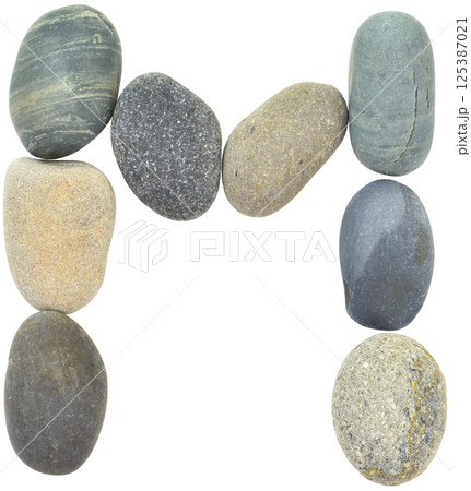 小石を使ったアルファベット：M 125387021