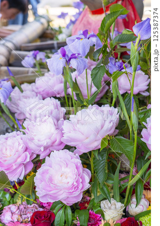 初夏の京都　北野天満宮の花手水 125387374