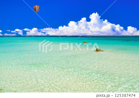 沖縄・17エンドビーチの美しいサンゴ礁の海 125387474