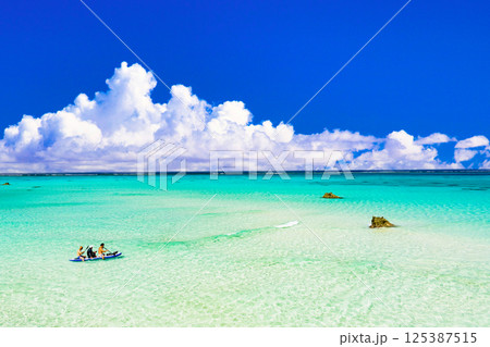 沖縄・17エンドビーチの美しいサンゴ礁の海 沖縄・17エンドビーチの美しいサンゴ礁の海 125387515