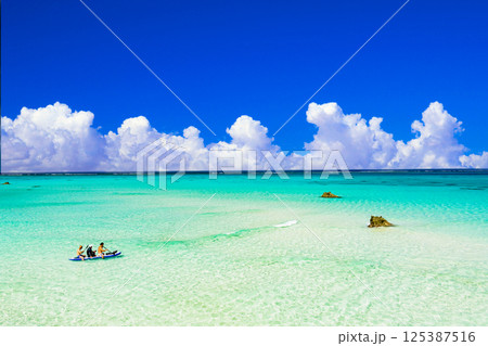 沖縄・17エンドビーチの美しいサンゴ礁の海 125387516
