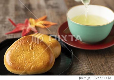 栗まんじゅうとお茶 紅葉 栗まんじゅうとお茶 紅葉 125387518