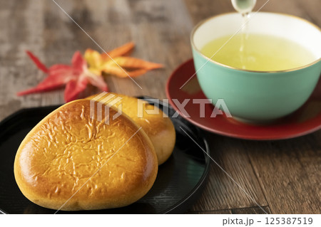 栗まんじゅうとお茶　紅葉 125387519