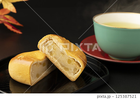 栗まんじゅうとお茶 紅葉 栗まんじゅうとお茶 紅葉 125387521