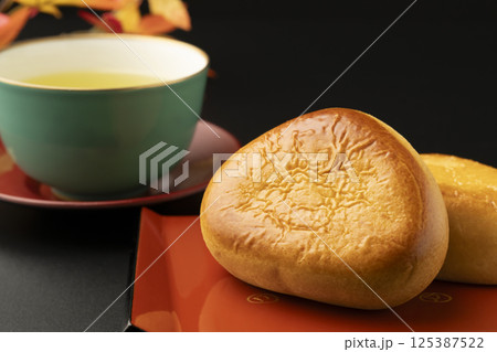 栗まんじゅうとお茶　紅葉 125387522