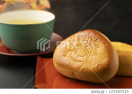 栗まんじゅうとお茶 紅葉 栗まんじゅうとお茶 紅葉 125387523