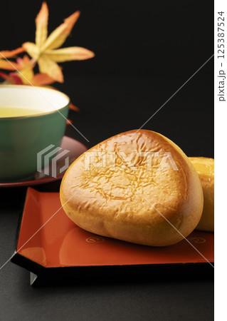 栗まんじゅうとお茶　紅葉 125387524