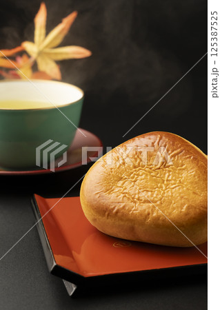 栗まんじゅうとお茶 紅葉 栗まんじゅうとお茶 紅葉 125387525