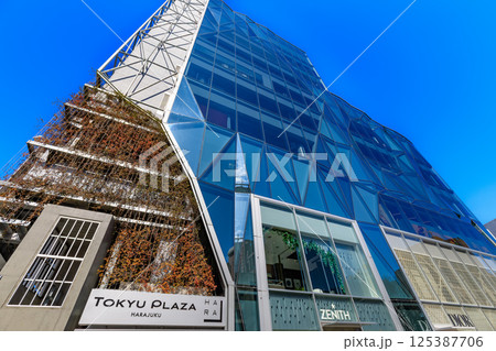 東京　渋谷区の都市風景　神宮前交差点　東急プラザ原宿「ハラカド」 125387706