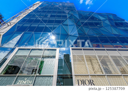 東京　渋谷区の都市風景　神宮前交差点　東急プラザ原宿「ハラカド」 125387709