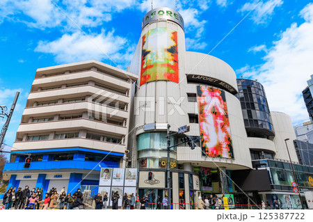 東京　渋谷区の都市風景　ラフォーレ原宿 125387722