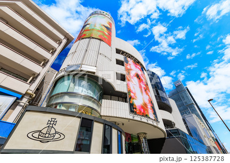 東京　渋谷区の都市風景　ラフォーレ原宿 125387728