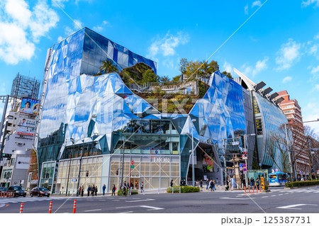 東京　渋谷区の都市風景　神宮前交差点　東急プラザ原宿「ハラカド」 125387731