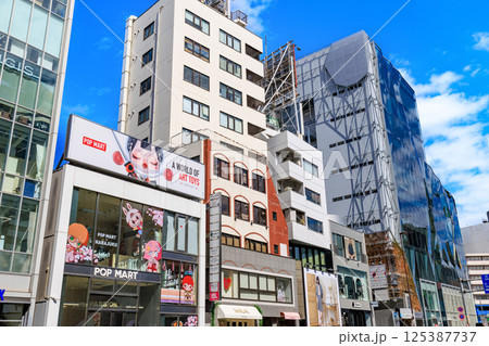 東京 渋谷区の都市風景 原宿KYビルと東急プラザ原宿「ハラカド」 東京 渋谷区の都市風景 原宿KYビルと東急プラザ原宿「ハラカド」 125387737