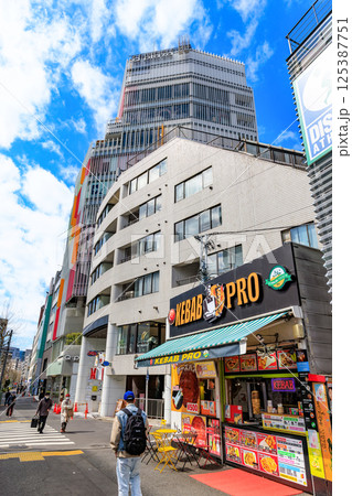 東京　渋谷区の都市風景　キュープラザ原宿 125387751