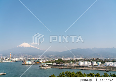 【静岡県】春の田子の浦港と快晴の中の富士山 125387752
