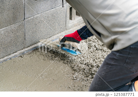 コンクリートを仕上げる職人 左官 コンクリートを仕上げる職人 左官 125387771