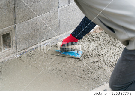コンクリートを仕上げる職人 左官 コンクリートを仕上げる職人 左官 125387775