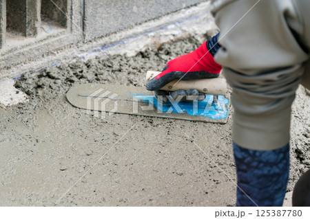 コンクリートを仕上げる職人 左官 125387780