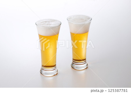 グラスに入ったビール 125387781