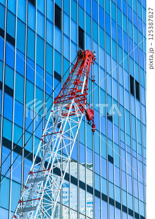 建設中の高層ビル 125387827