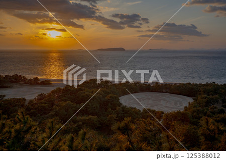 銭形展望台から見る銭形砂絵(寛永通宝)の夕景 125388012