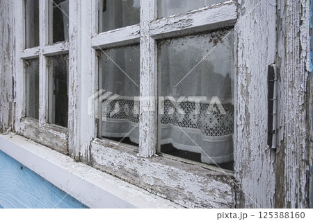 経年劣化した木製窓 125388160