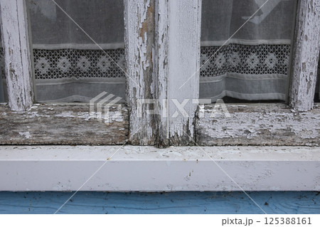 経年劣化した木製窓 125388161