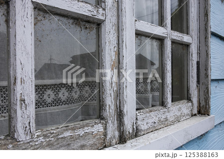 経年劣化した木製窓 125388163