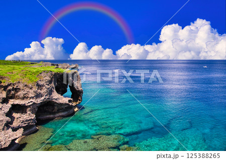 万座毛の美しいサンゴ礁の海 万座毛の美しいサンゴ礁の海 125388265