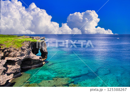 万座毛の美しいサンゴ礁の海 125388267