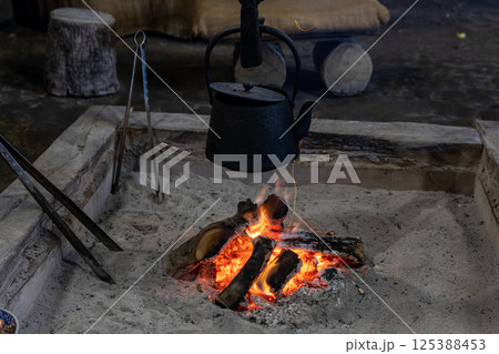 囲炉裏の火 125388453