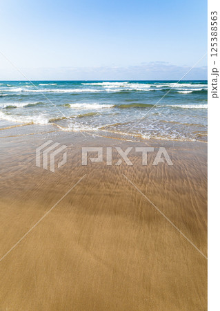 鳥取県岩美町にある東浜海岸の風景 125388563