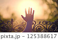 手すりに手をかざす 125388617