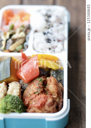 仕切り一体型弁当箱を使った手作り500カロリー弁当 仕切り一体型弁当箱を使った手作り500カロリー弁当 125388685
