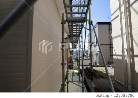 くさび足場をかけた古い一戸建の工事現場 くさび足場をかけた古い一戸建の工事現場 125388786
