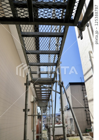 くさび足場をかけた古い一戸建の工事現場 125388787