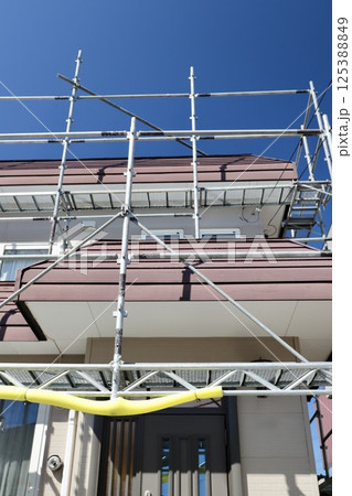 くさび足場をかけた古い一戸建の工事現場 くさび足場をかけた古い一戸建の工事現場 125388849