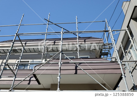 くさび足場をかけた古い一戸建の工事現場 くさび足場をかけた古い一戸建の工事現場 125388850