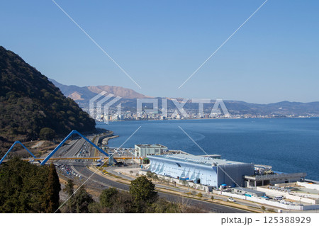 別府湾と別府市街地を背景にしたうみたまご 125388929